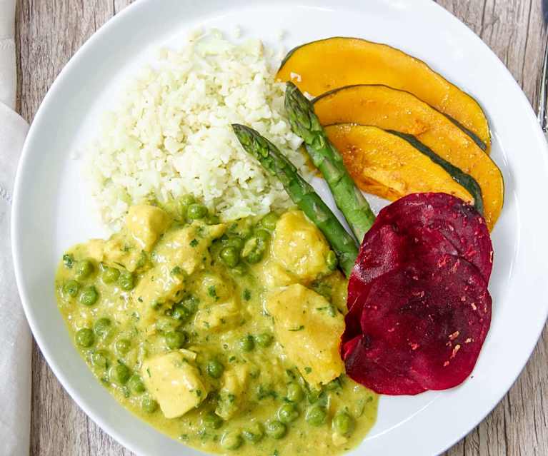 Frango ao curry acompanhado de arroz de couve flor e legumes