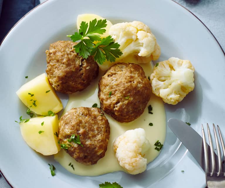 Frikadellen mit Blumenkohl, Kartoffeln und Senfsauce