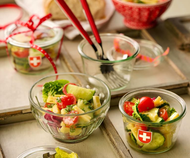 Käsesalat mit Gurke und Tomaten