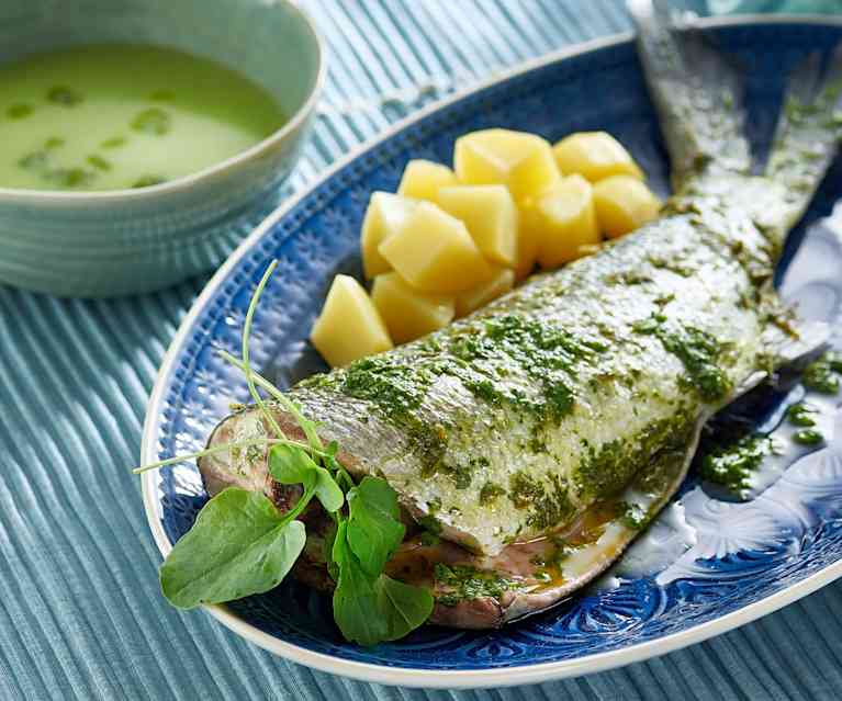 Menü: Salat-Cremesuppe, Seebarsch an einer Brunnenkresse-Sauce und Kartoffeln