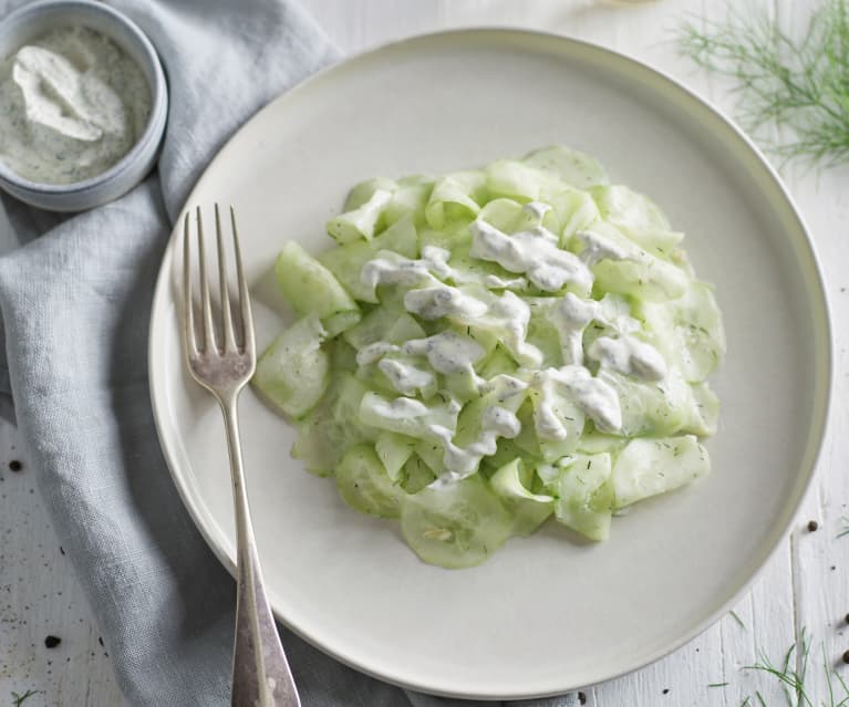 Ensalada de pepino con eneldo y salsa de yogurt