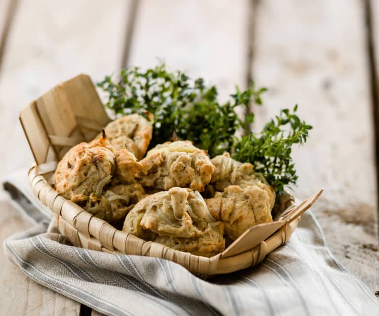 Scones de cebola e tomilho