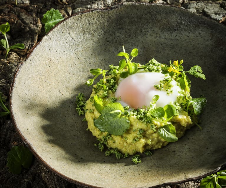 Cremige Polenta mit Wildkräuterkäse und pochiertem Ei