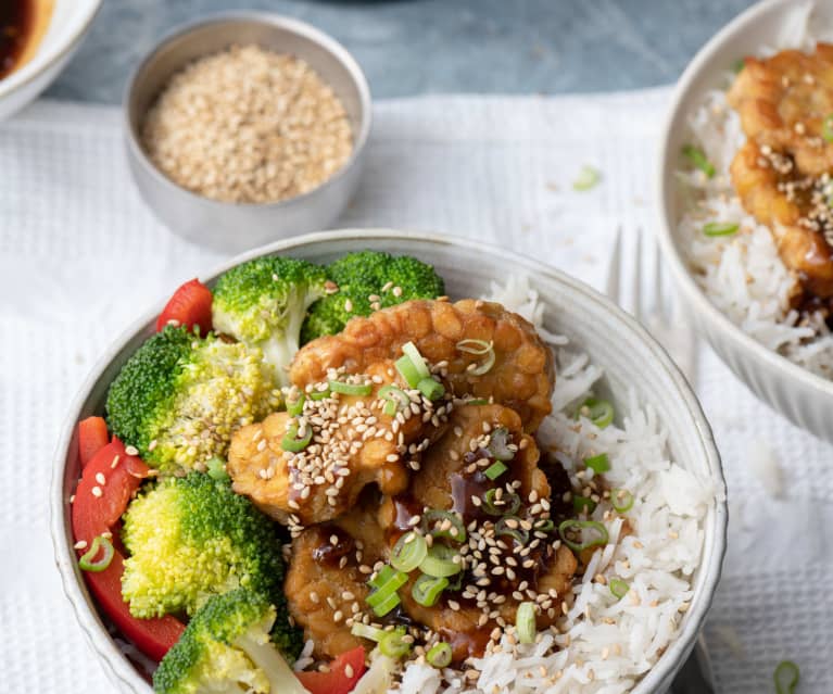 Tempeh teriyaki com legumes e arroz
