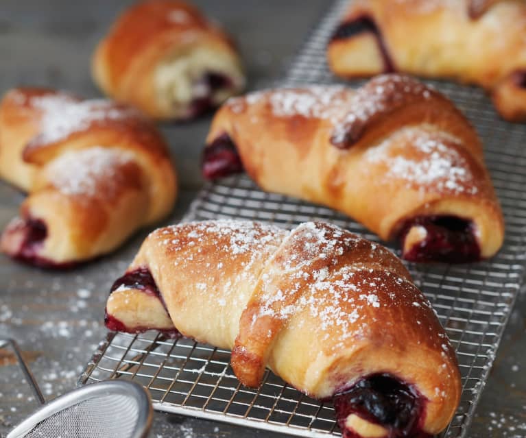 Croissants briochés à la confiture de myrtilles