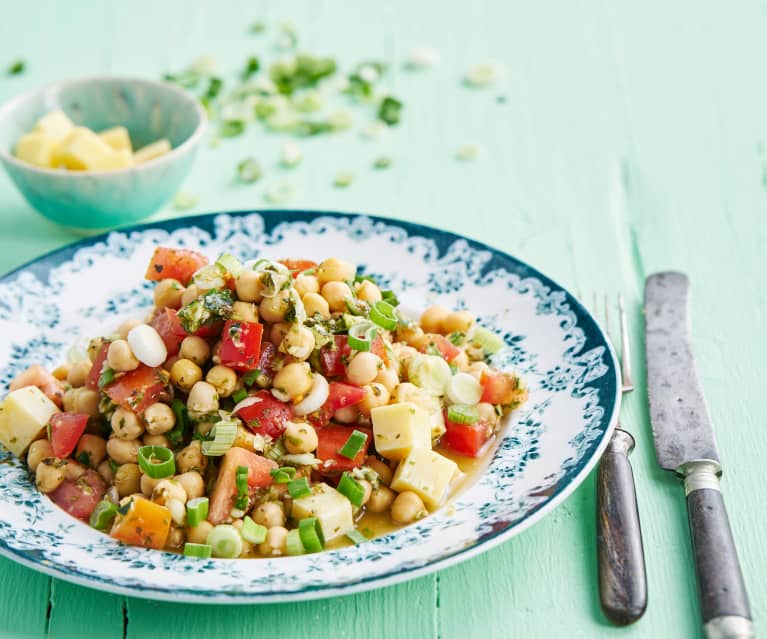 Salada de grão e tomate com molho de hortelã