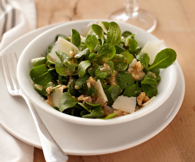 Feldsalat mit Walnussvinaigrette