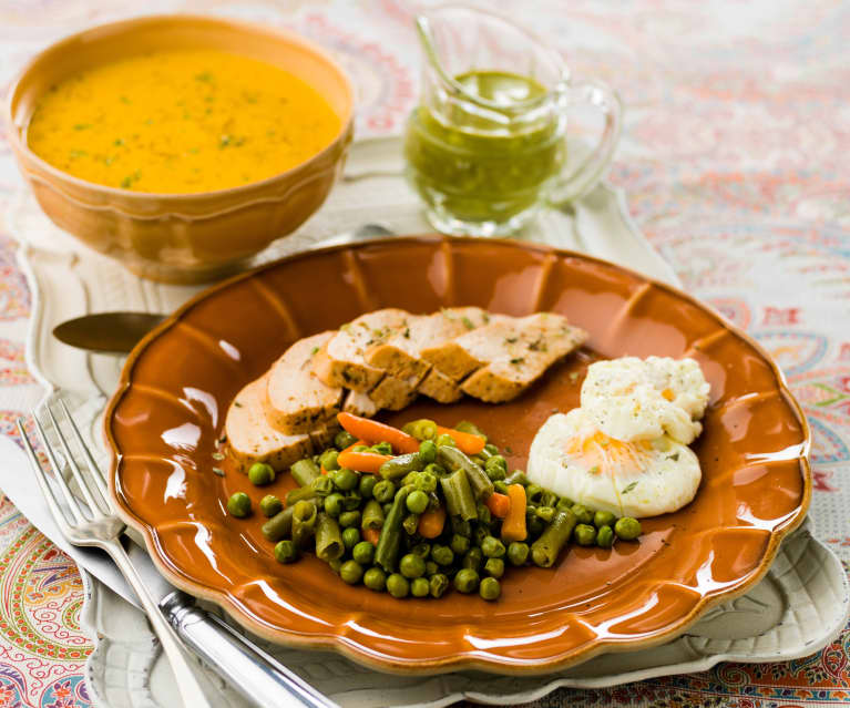 Refeição completa para 4: Creme de legumes e frango com ervilhas, feijão-verde, cenouras e ovos escalfados