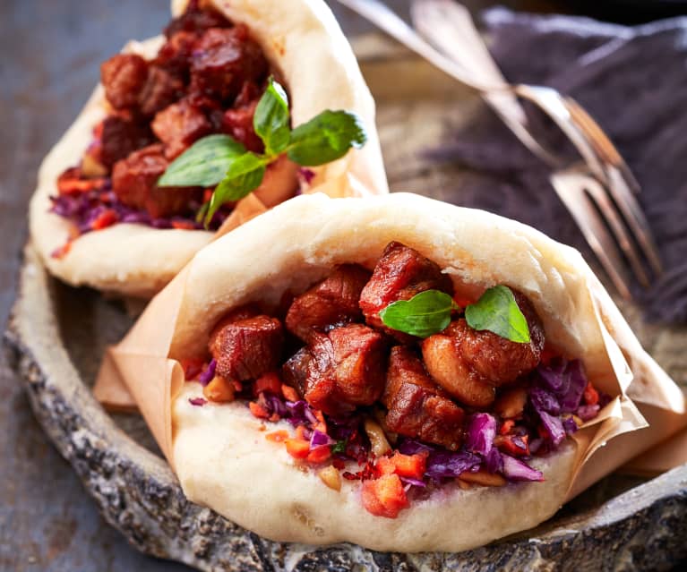 Panini al vapore con pancia di maiale e cavolo rosso (Gua Bao)