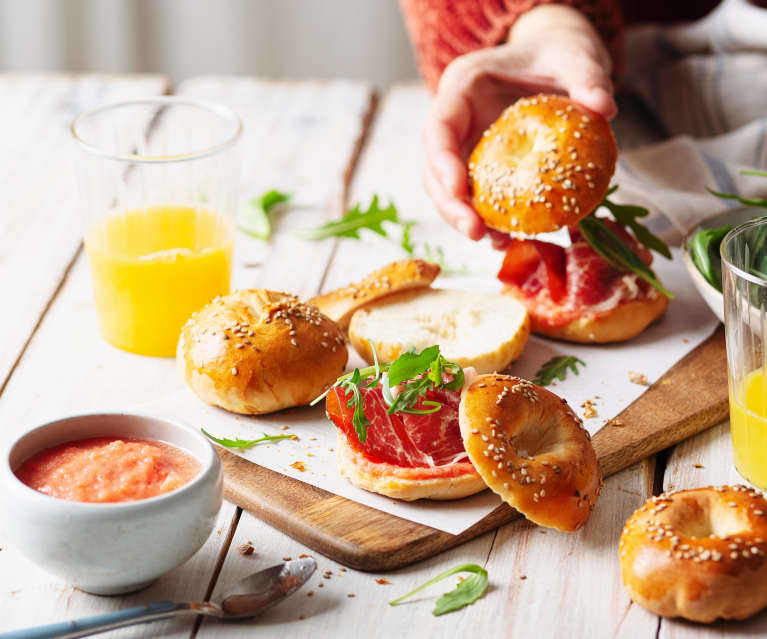 Bagels con jamón y tomate