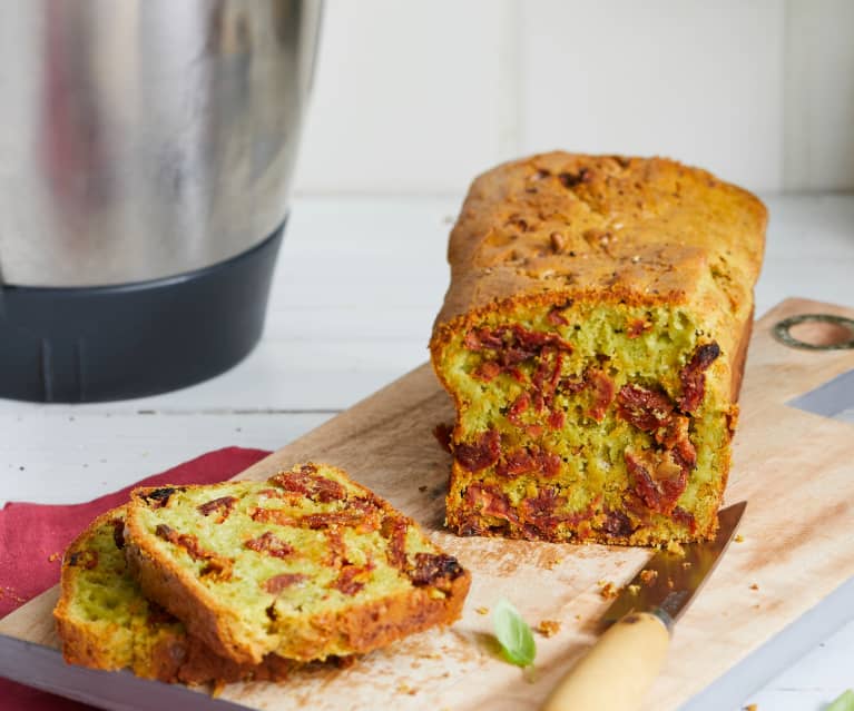 Pesto en zongedroogde tomatencake