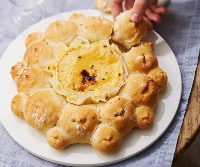 Couronne de petits pains, camembert et pommes