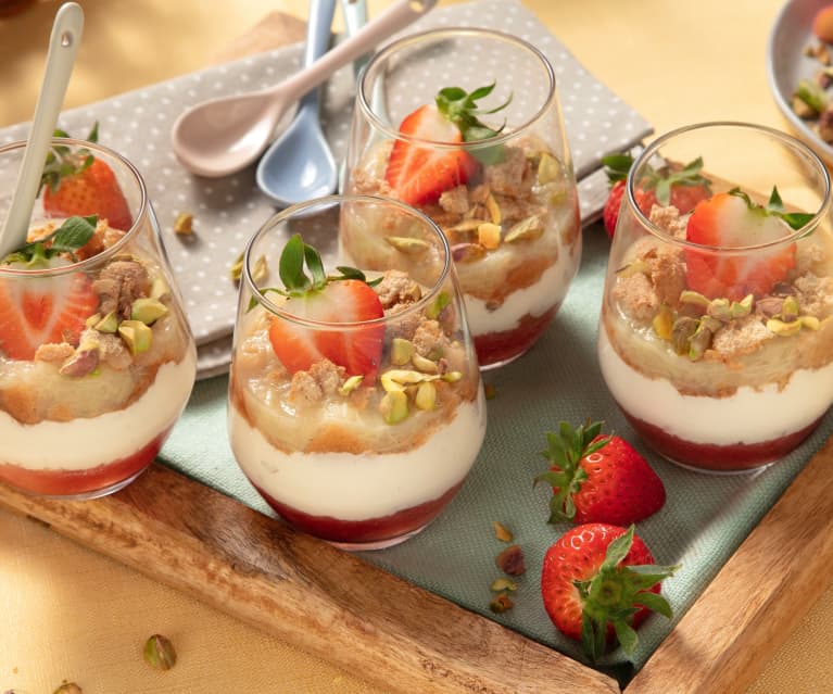 Erdbeer-Rhabarber-Dessert im Glas