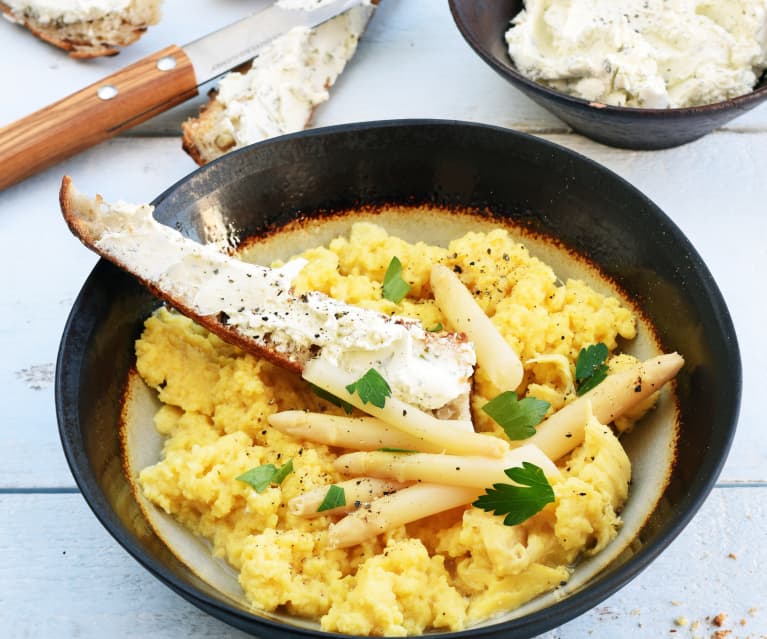 Œufs brouillés, asperges et tartines