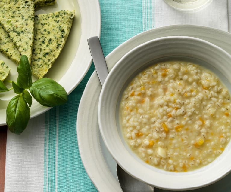 La zuppa marchigiana di legumi decorticati e salsiccia è saporita