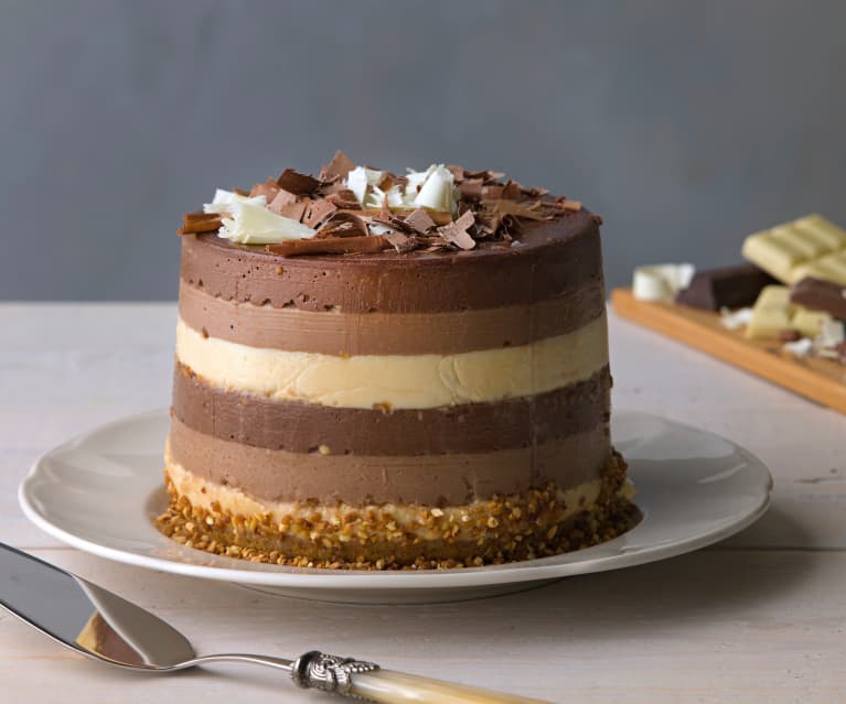 Tarta a los tres chocolates con crujiente de almendra