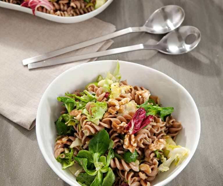 Ensalada de pasta integral con pollo y vegetales