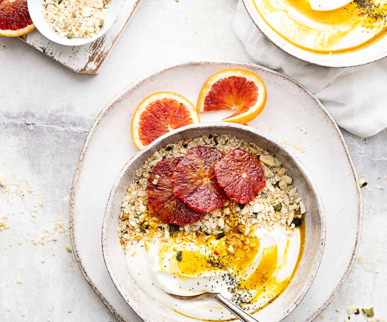 Bol de desayuno de naranja, miel y yogur