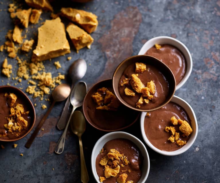 Mousse de chocolate gelada com honeycomb