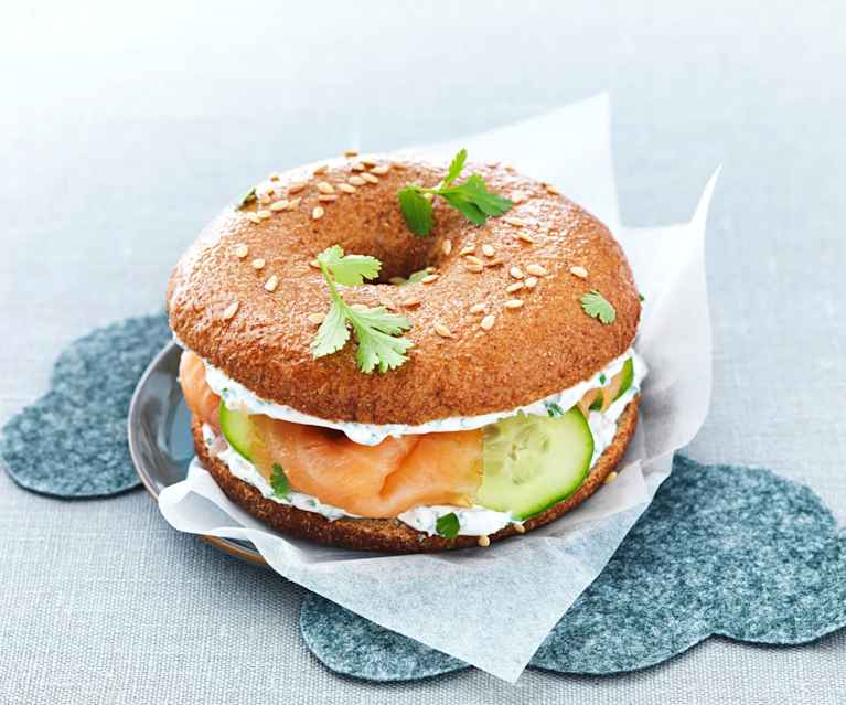 Bagel con salmone affumicato e cetriolo