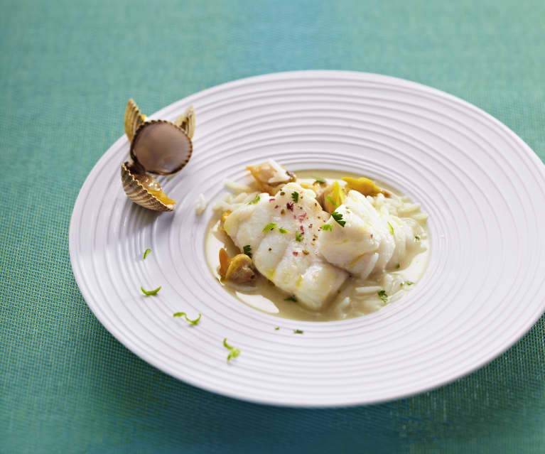 Bouillon thaï à la lotte, aux coques et au poivre vert