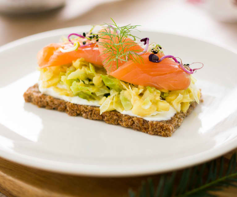 Ensalada nórdica de repollo y manzana con salmón ahumado