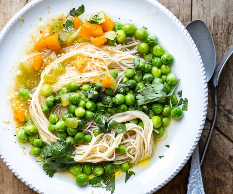 Nouilles aux petits pois, bouillon épicé à la coriandre