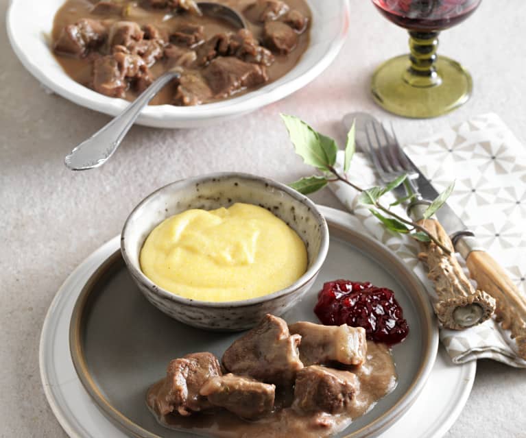 Hirschragout mit cremiger Polenta