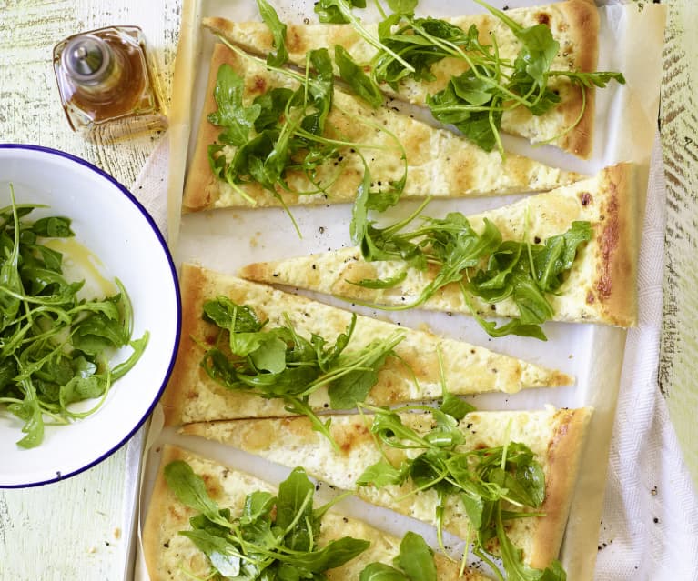 Weiße Pizza mit Rucola