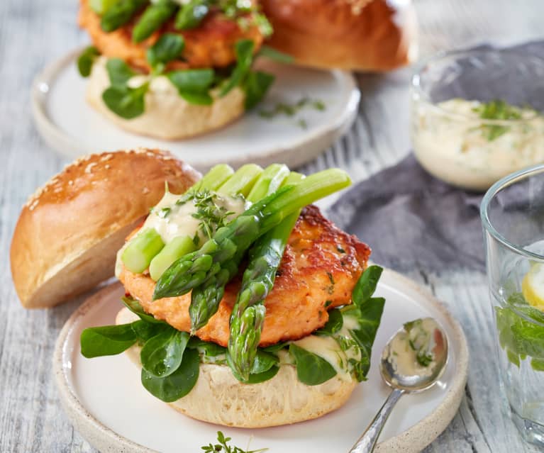 Lachs-Burger mit Kresse-Mayonnaise und grünem Spargel