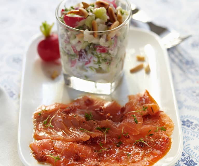 Radieschen-Gurken-Salat mit Räucherlachs