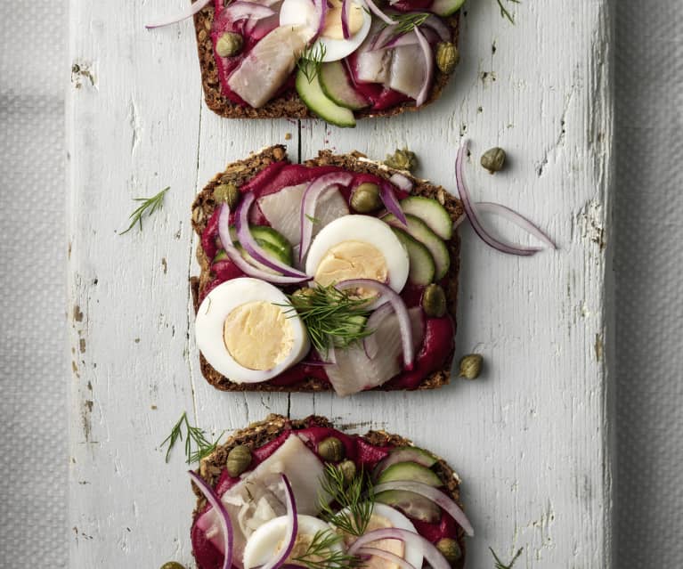 Kanapki z burakiem i marynowanym śledziem (Smørrebrød)