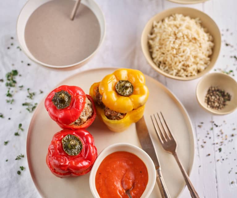 Menu: Sopa de cogumelos; Pimentos recheados com arroz e molho de tomate