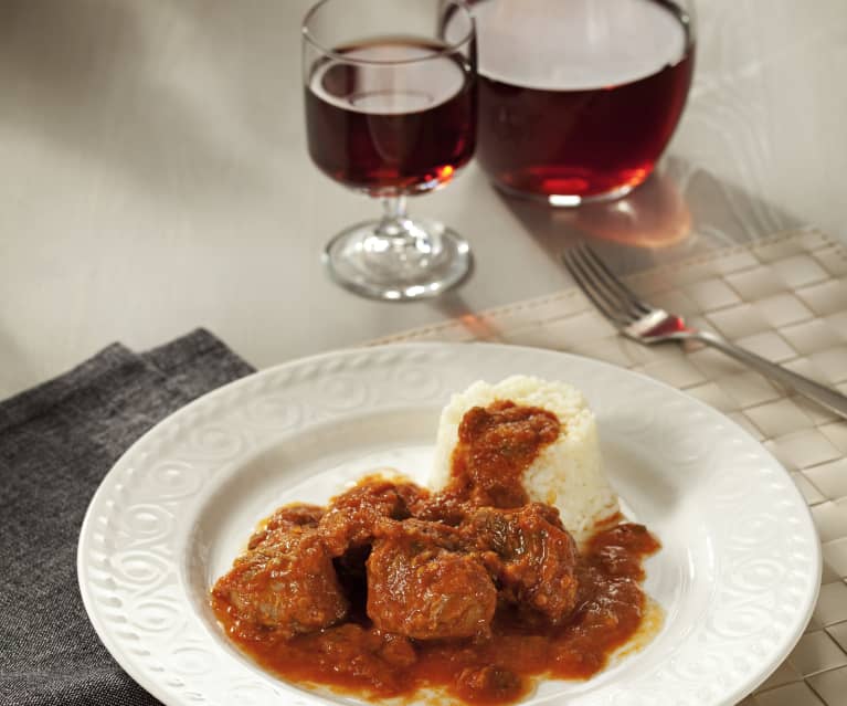 Carrilladas de cerdo con tomate y guarnición de arroz blanco