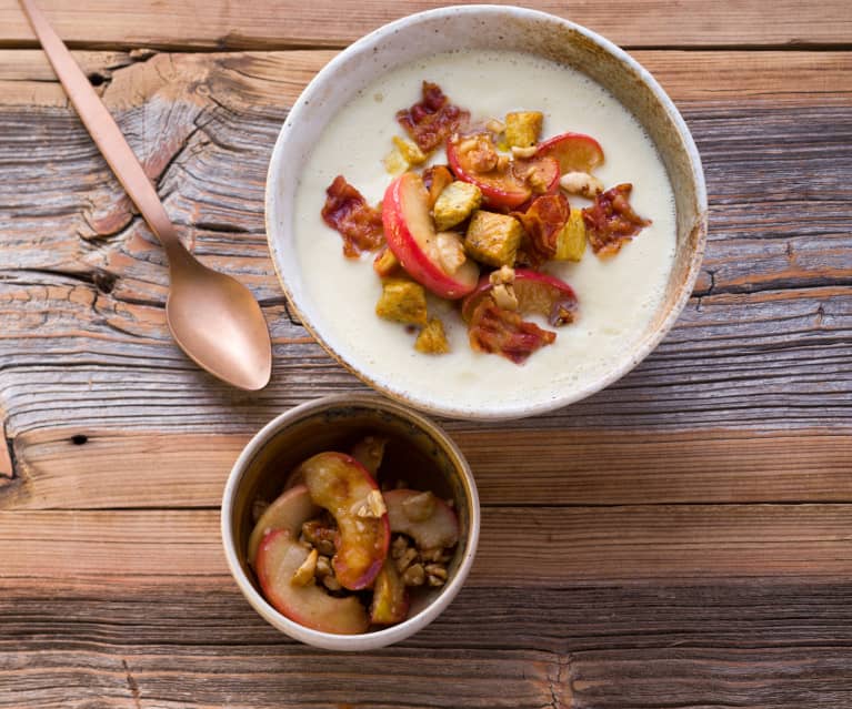 Pastinaken-Porree-Suppe mit Sirup-Äpfeln und Knusperbacon