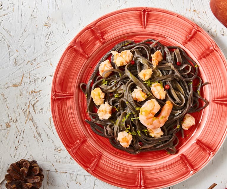 Tagliolini al nero di seppia con sugo ai gamberi ...