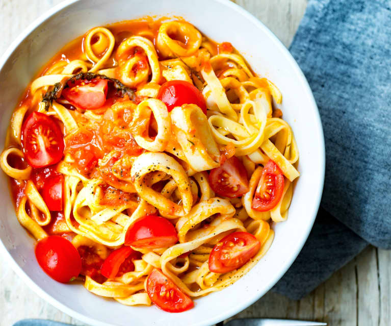 Spaghetti à l'encre de seiche et aux encornets - Recette par Les