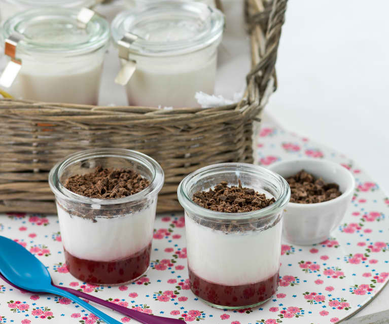 Yogur con coulis de fresa y virutas de chocolate