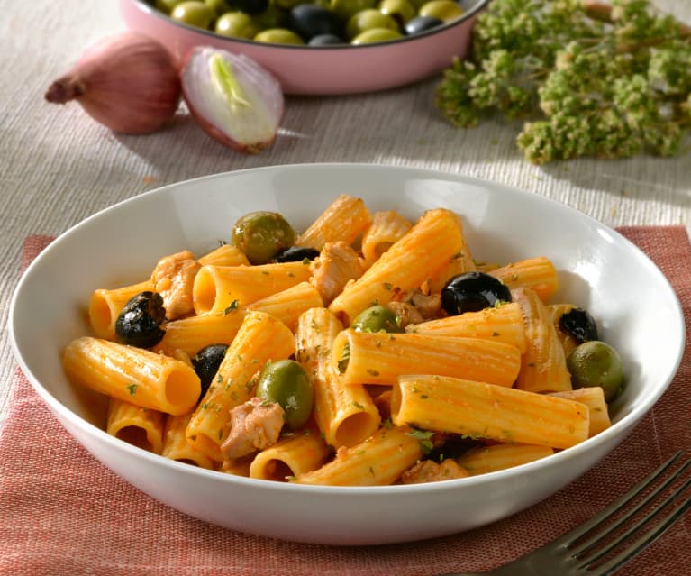 Tortiglioni mit Poulet und schwarzen Oliven
