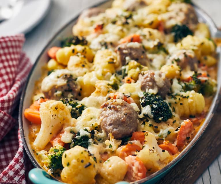 Gnocchi-Bratwurst-Auflauf mit Kaisergemüse