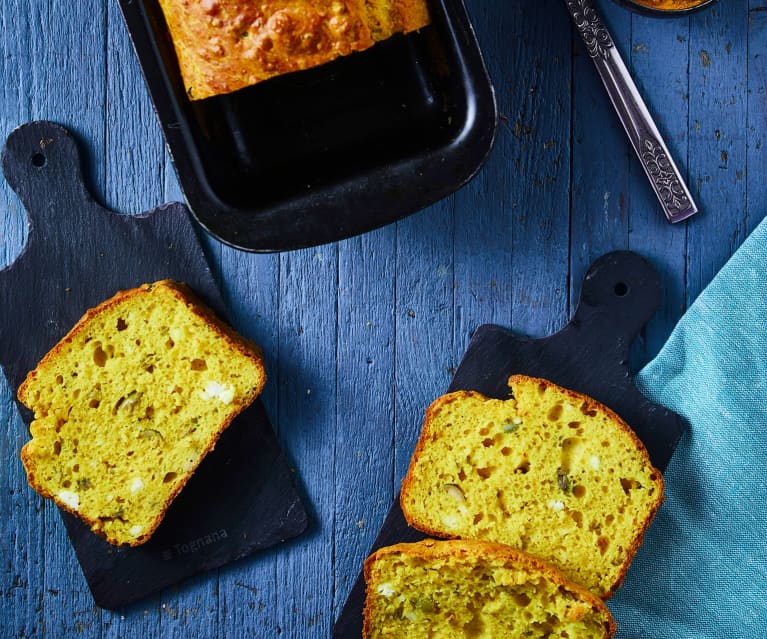 Plumcake salato alla curcuma con quartirolo e olive