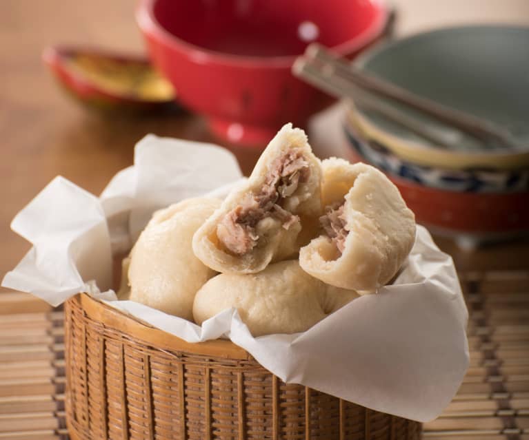 Comida China: empanadas al vapor con relleno de carne de cerdo y