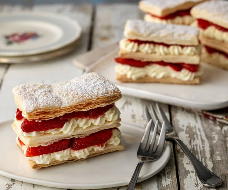 Små mille feuille med jordbær og hyldeblomst