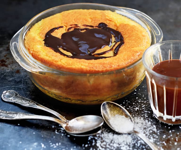 Soufflé à la noix de coco, sauce chocolat