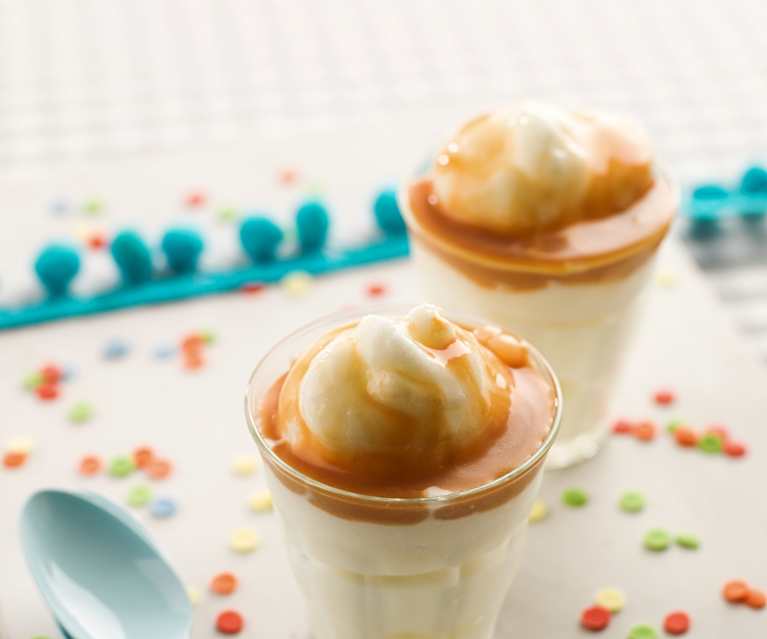 Gelado de iogurte com molho de caramelo