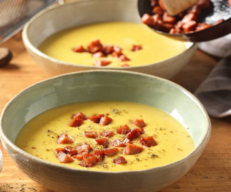 Erdäpfelcremesuppe mit Leberkäse-Croutons