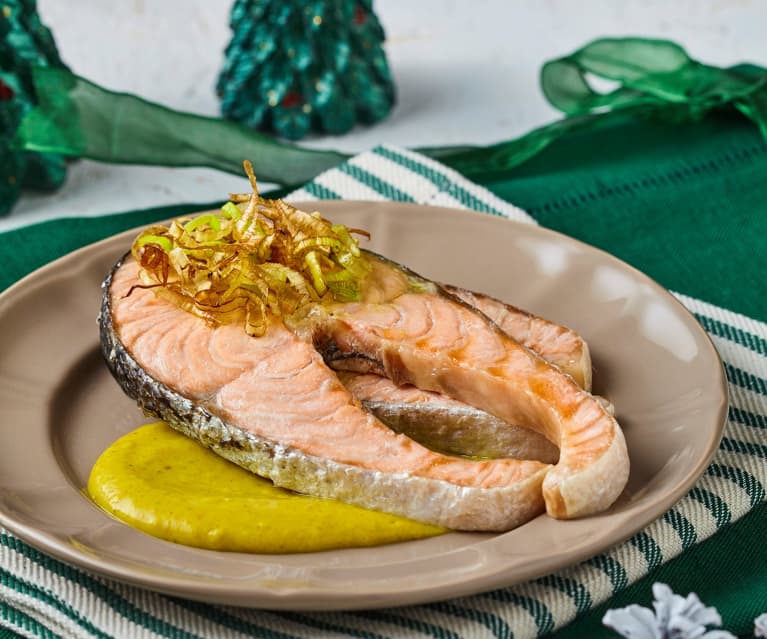 Salmone in salsa al curry con anelli di porro croccante