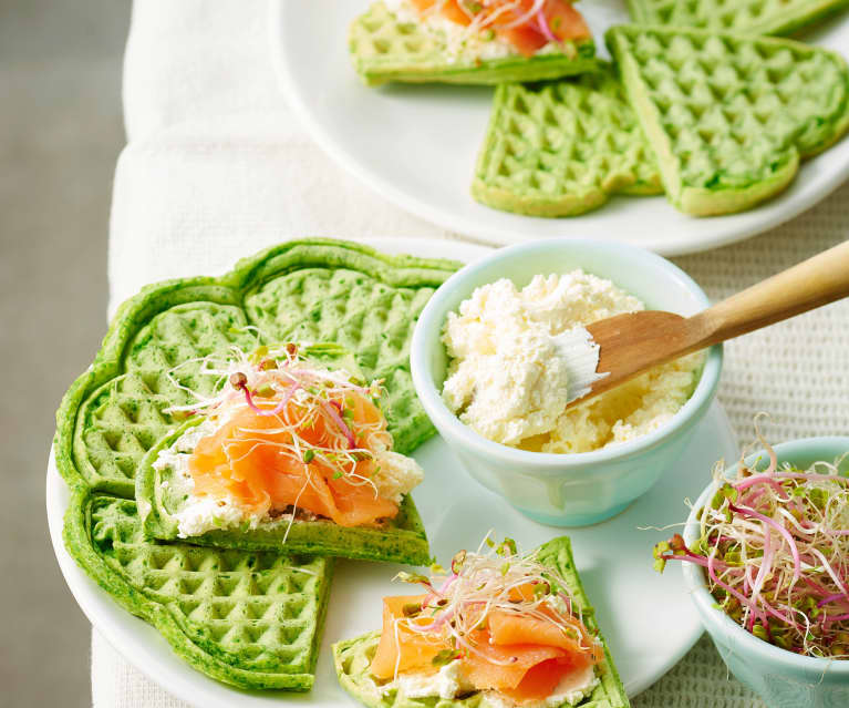 Gaufres vertes aux épinards, saumon fumé et graines germées