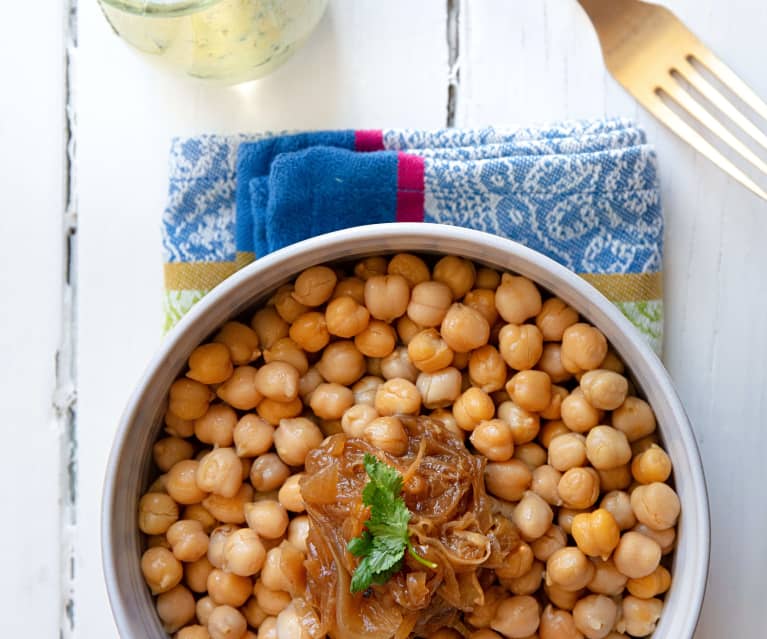 Ensalada de garbanzos con cebolla caramelizada