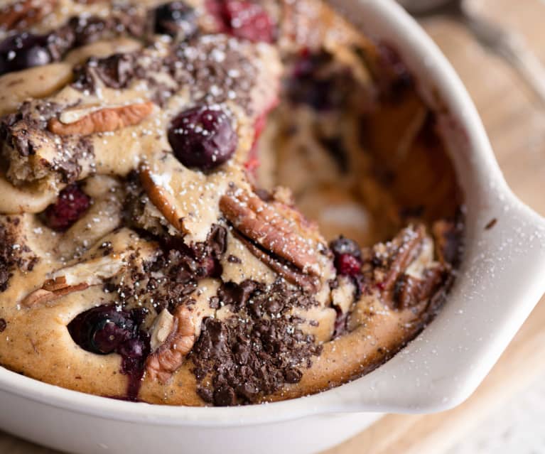 Aveia no forno com chocolate negro e frutos vermelhos